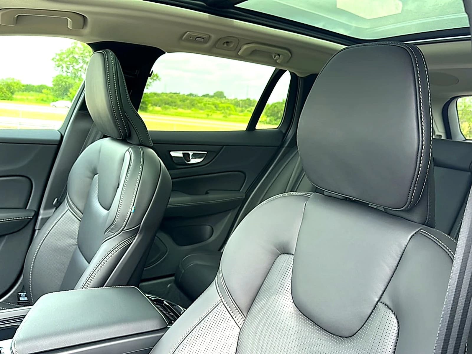 Volvo V60 Cross Country Ultra B5 AWD 2026 — side view