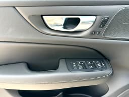 Volvo V60 Cross Country Ultra B5 AWD 2026 — side view