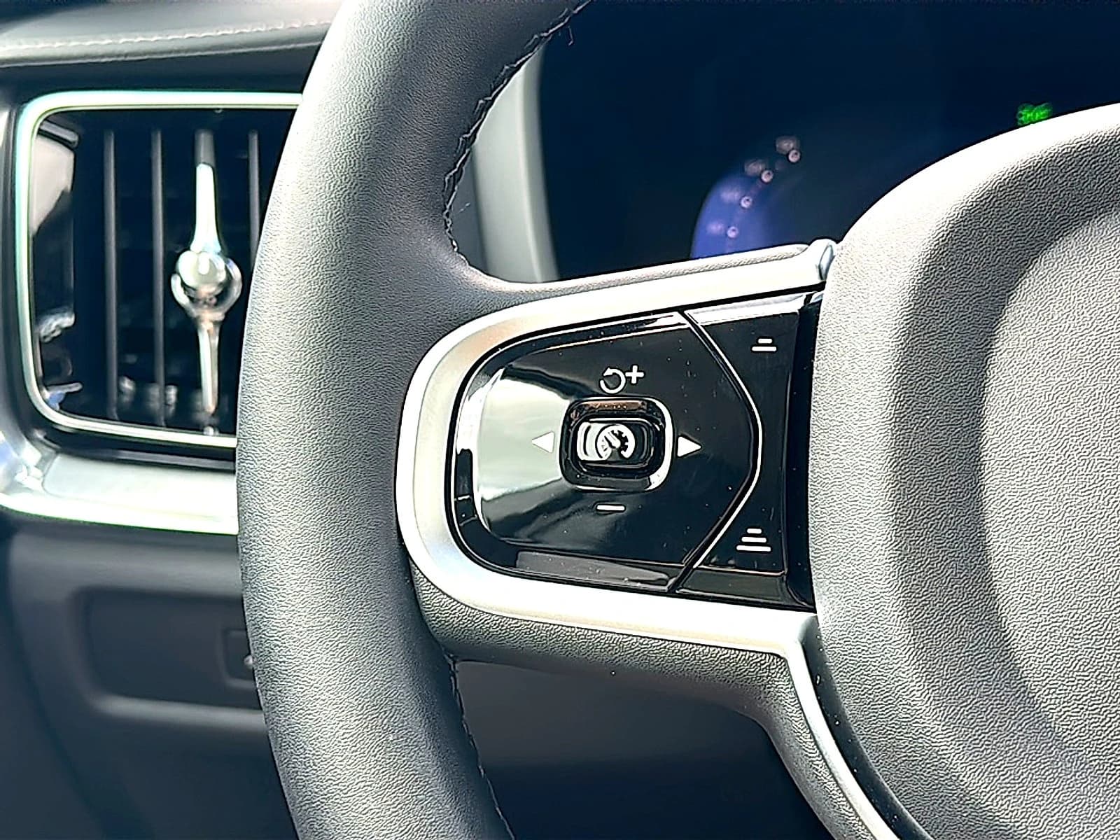 Volvo V60 Cross Country Ultra B5 AWD 2026 — side view