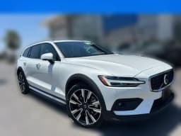 Volvo V60 Cross Country Ultra B5 AWD 2026 — side view