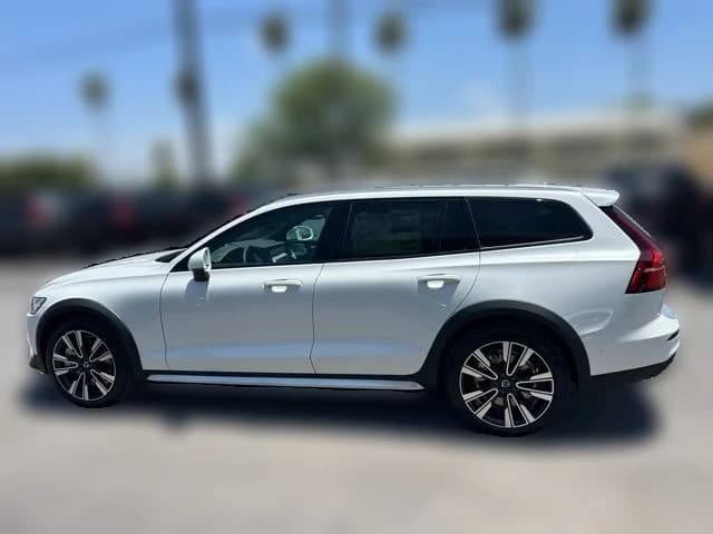 Volvo V60 Cross Country Ultra B5 AWD 2026 — side view