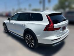 Volvo V60 Cross Country Ultra B5 AWD 2026 — side view