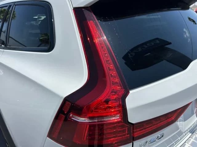 Volvo V60 Cross Country Ultra B5 AWD 2026 — side view