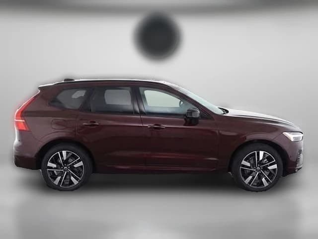 Volvo XC60 Plus B5 AWD 2026 — side view