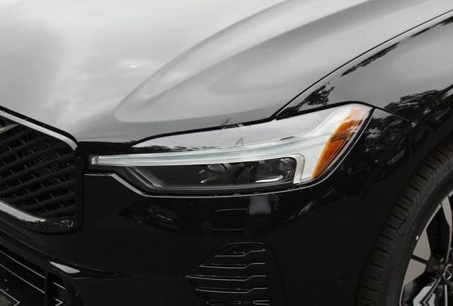 Volvo XC60 Plus B5 AWD 2026 — side view