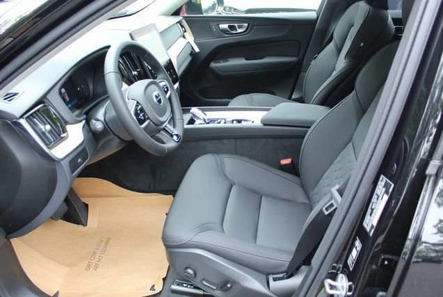 Volvo XC60 Plus B5 AWD 2026 — side view