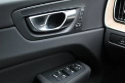Volvo XC60 Plus B5 AWD 2026 — side view