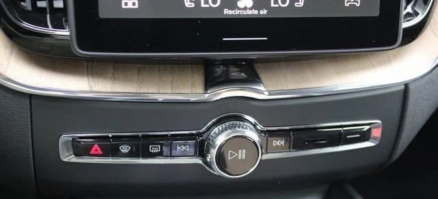 Volvo XC60 Plus B5 AWD 2026 — side view