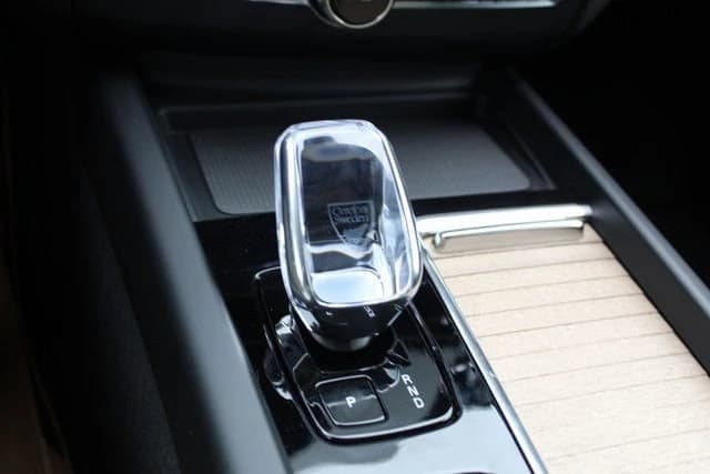 Volvo XC60 Plus B5 AWD 2026 — side view