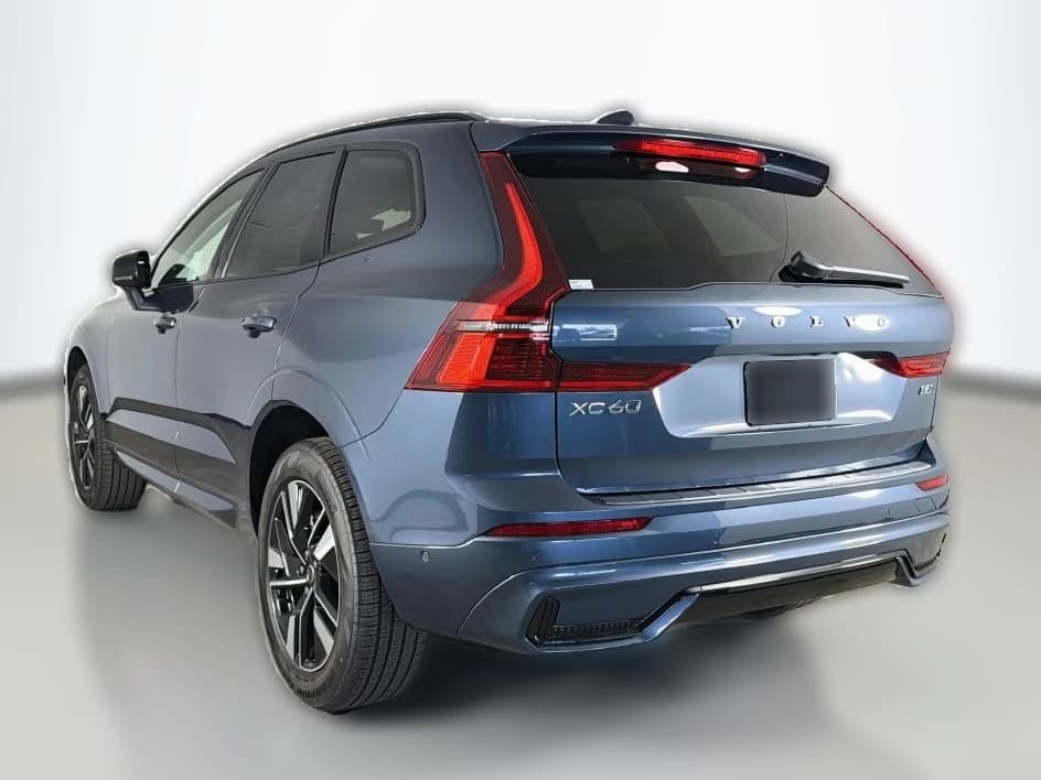Volvo XC60 Plus B5 AWD 2026 — side view