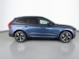 Volvo XC60 Plus B5 AWD 2026 — side view