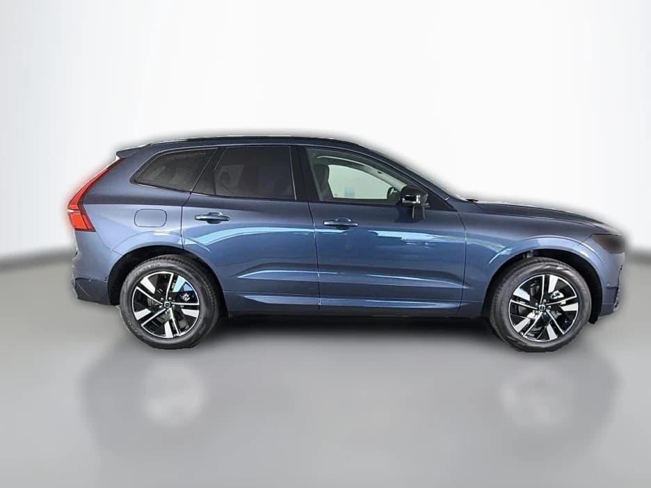 Volvo XC60 Plus B5 AWD 2026 — side view