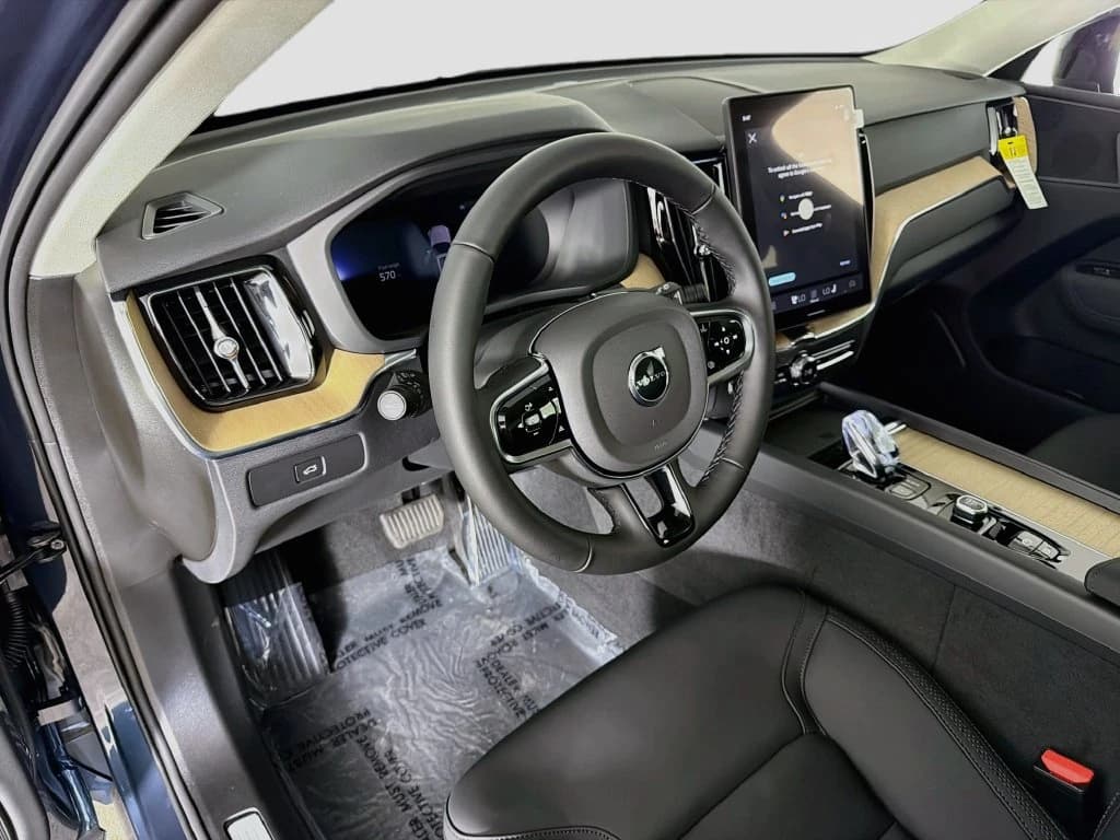 Volvo XC60 Plus B5 AWD 2026 — side view