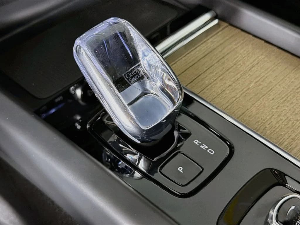 Volvo XC60 Plus B5 AWD 2026 — side view