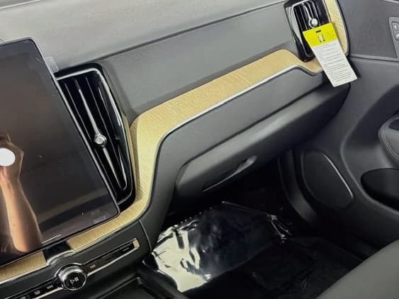Volvo XC60 Plus B5 AWD 2026 — side view