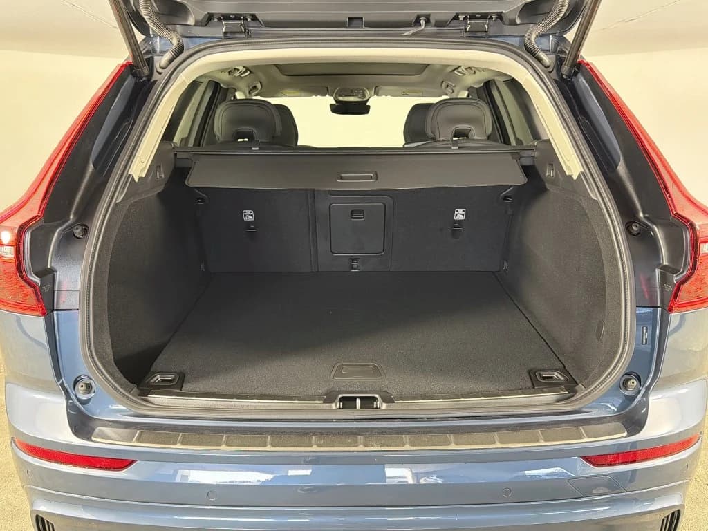 Volvo XC60 Plus B5 AWD 2026 — side view