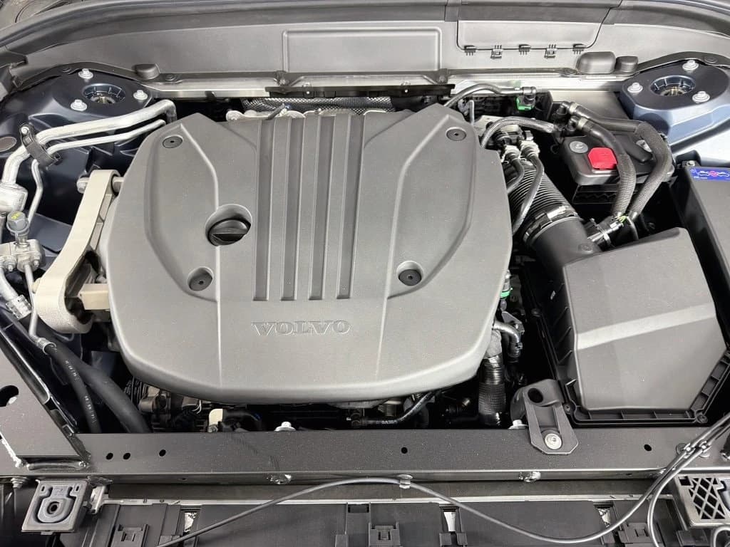 Volvo XC60 Plus B5 AWD 2026 — side view