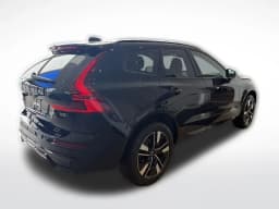 Volvo XC60 Plus B5 AWD 2026 — side view