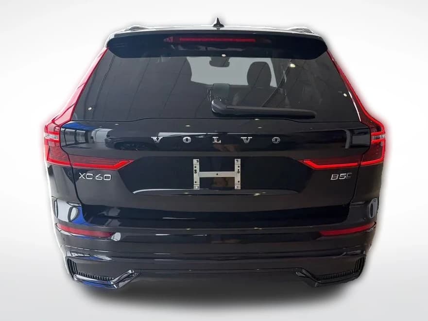 Volvo XC60 Plus B5 AWD 2026 — side view