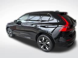 Volvo XC60 Plus B5 AWD 2026 — side view