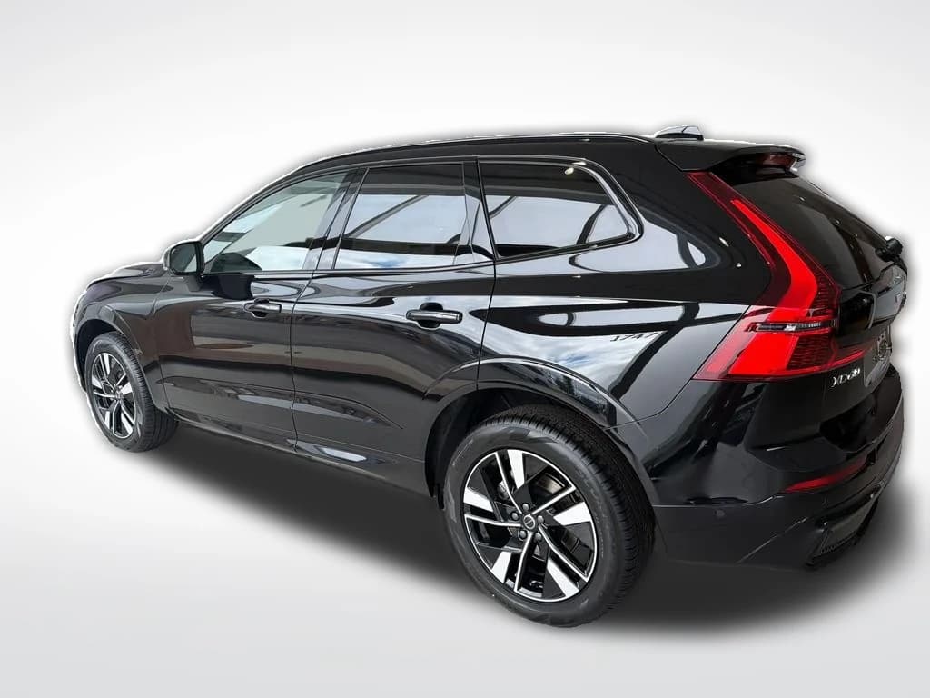 Volvo XC60 Plus B5 AWD 2026 — side view