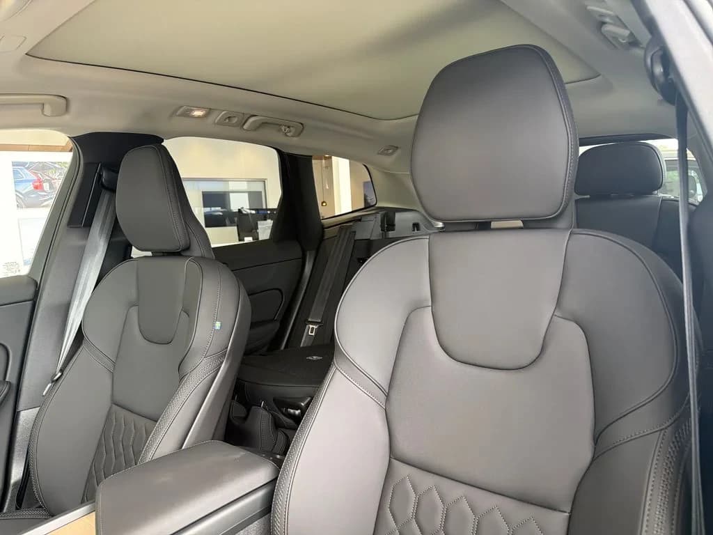 Volvo XC60 Plus B5 AWD 2026 — side view