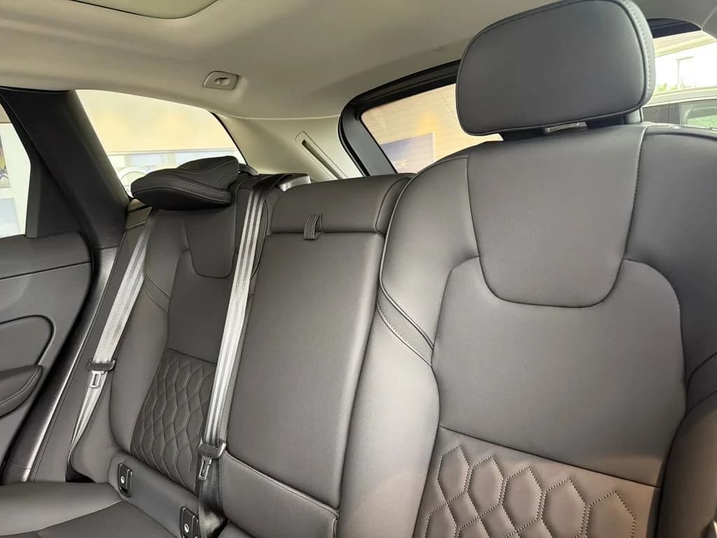Volvo XC60 Plus B5 AWD 2026 — side view