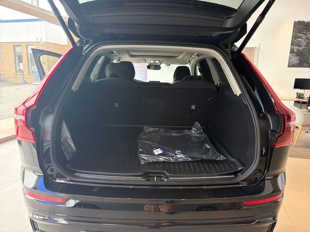 Volvo XC60 Plus B5 AWD 2026 — side view