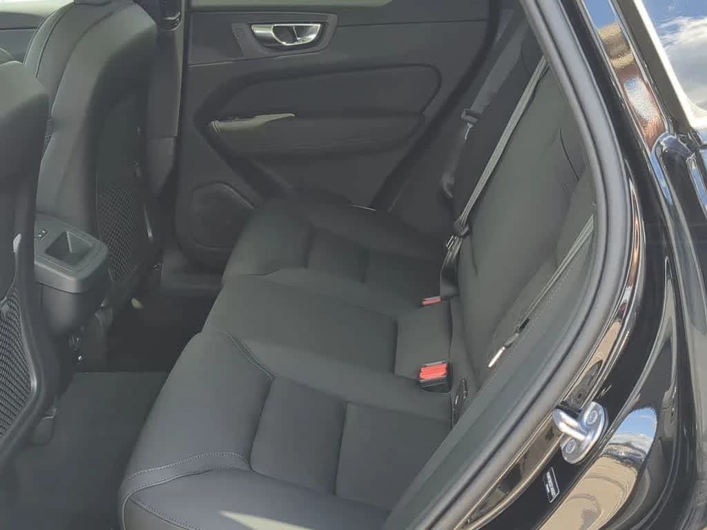 Volvo XC60 Plus B5 AWD 2026 — side view
