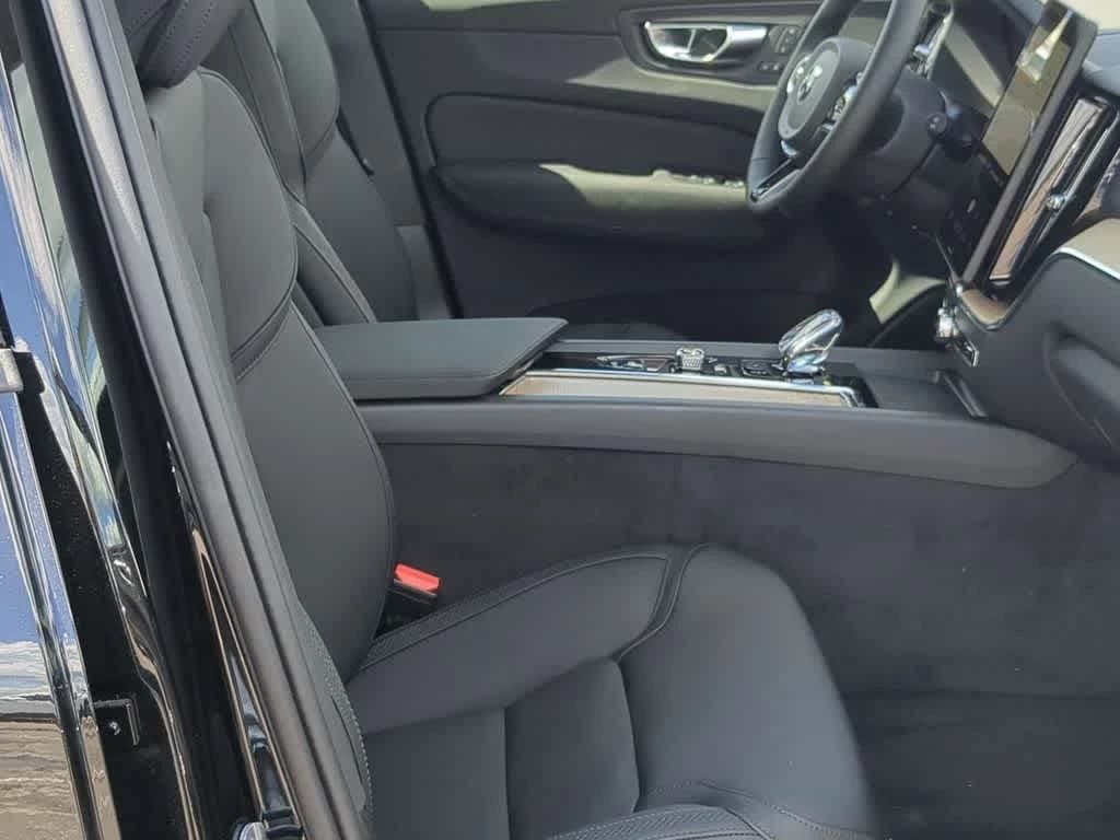 Volvo XC60 Plus B5 AWD 2026 — side view