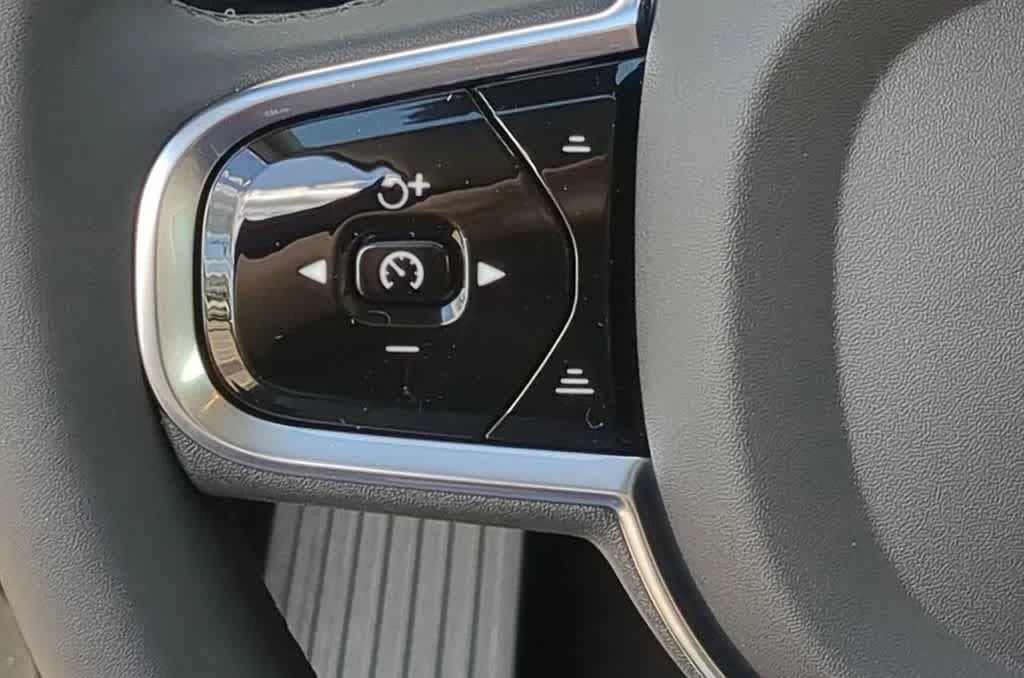 Volvo XC60 Plus B5 AWD 2026 — side view