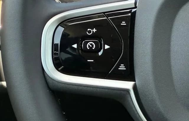 Volvo XC60 Core B5 AWD 2026 — side view