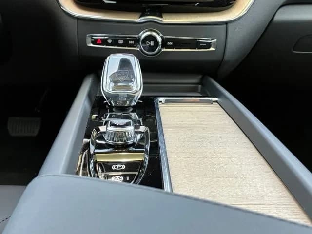 Volvo XC60 Core B5 AWD 2026 — side view