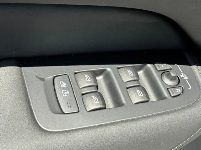 Volvo XC60 Core B5 AWD 2026 — side view
