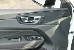 Volvo XC60 Core B5 AWD 2026 — side view