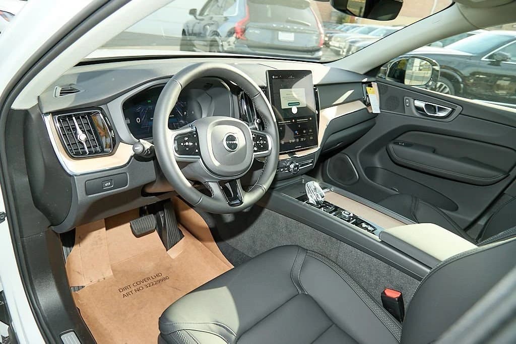 Volvo XC60 Core B5 AWD 2026 — side view