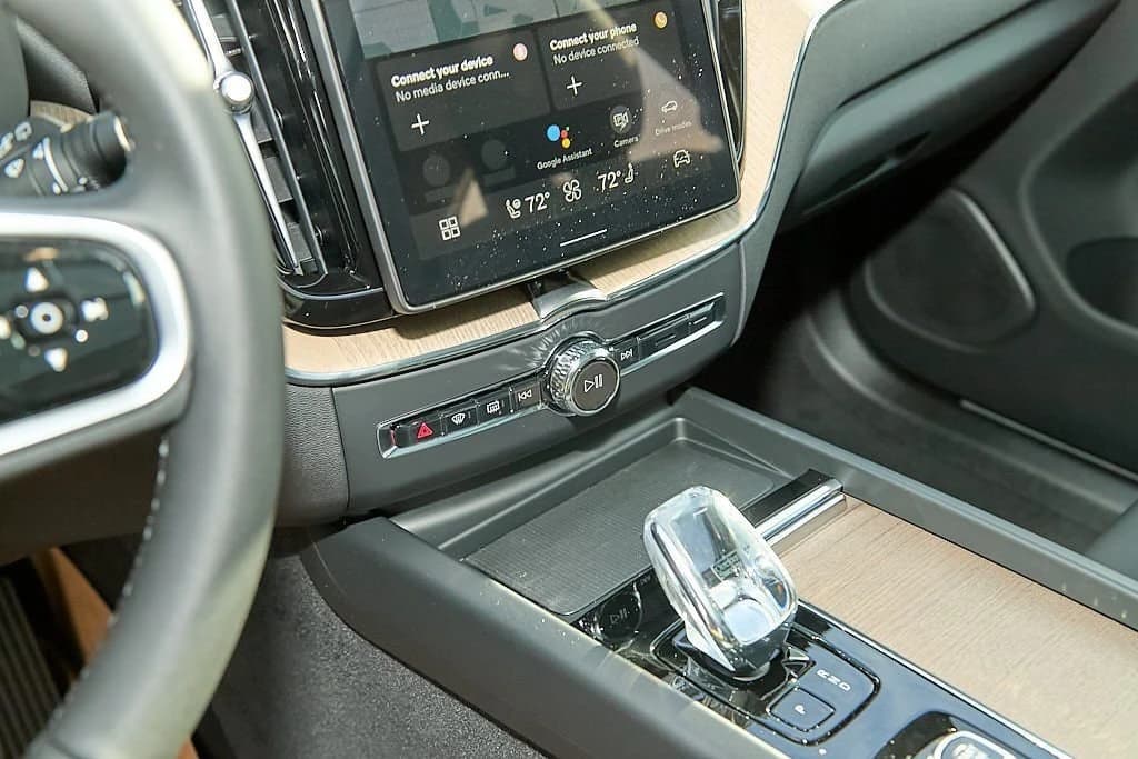 Volvo XC60 Core B5 AWD 2026 — side view