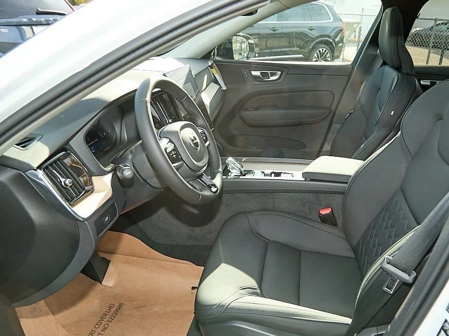 Volvo XC60 Core B5 AWD 2026 — side view