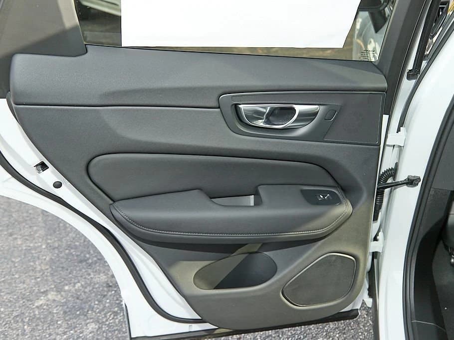 Volvo XC60 Core B5 AWD 2026 — side view