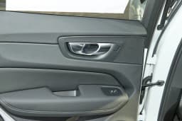 Volvo XC60 Core B5 AWD 2026 — side view