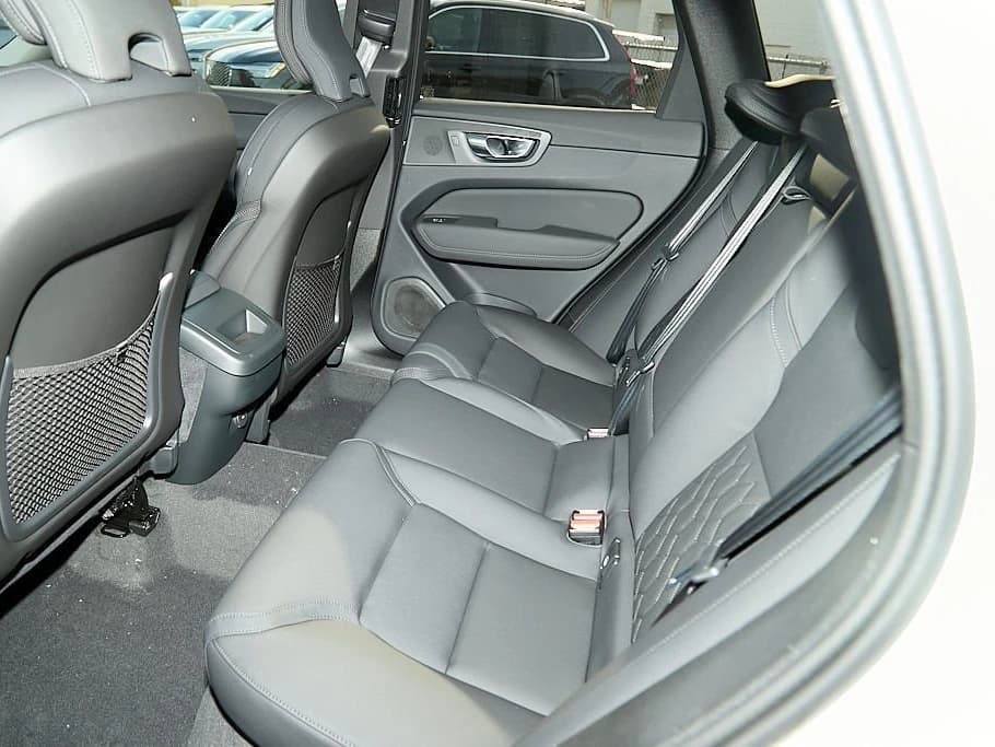 Volvo XC60 Core B5 AWD 2026 — side view