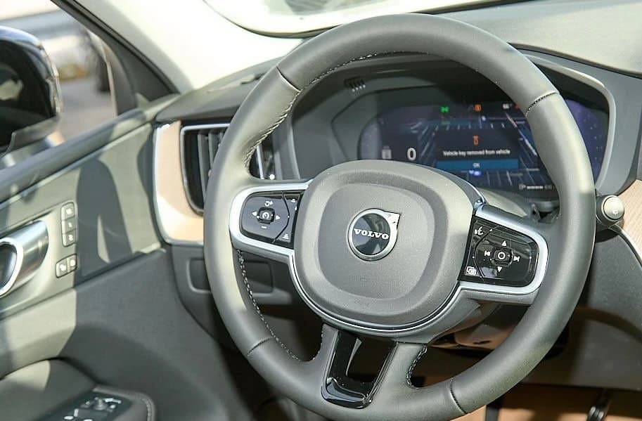 Volvo XC60 Core B5 AWD 2026 — side view