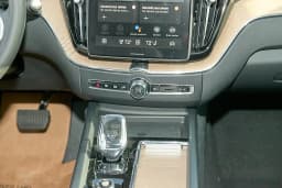 Volvo XC60 Core B5 AWD 2026 — side view