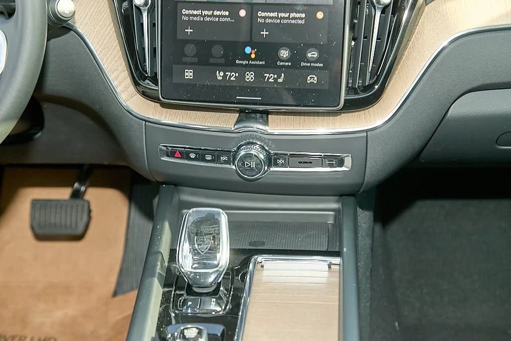 Volvo XC60 Core B5 AWD 2026 — side view
