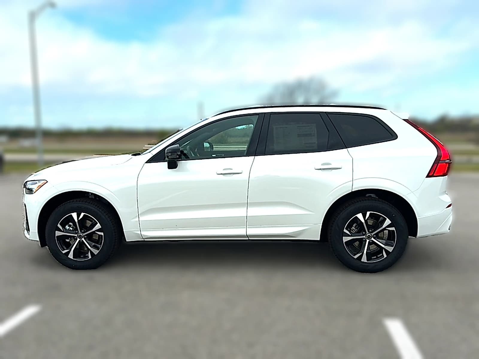 Volvo XC60 Core B5 AWD 2026 — side view