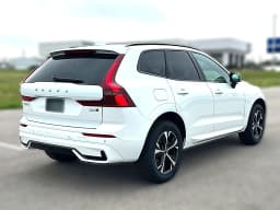 Volvo XC60 Core B5 AWD 2026 — side view