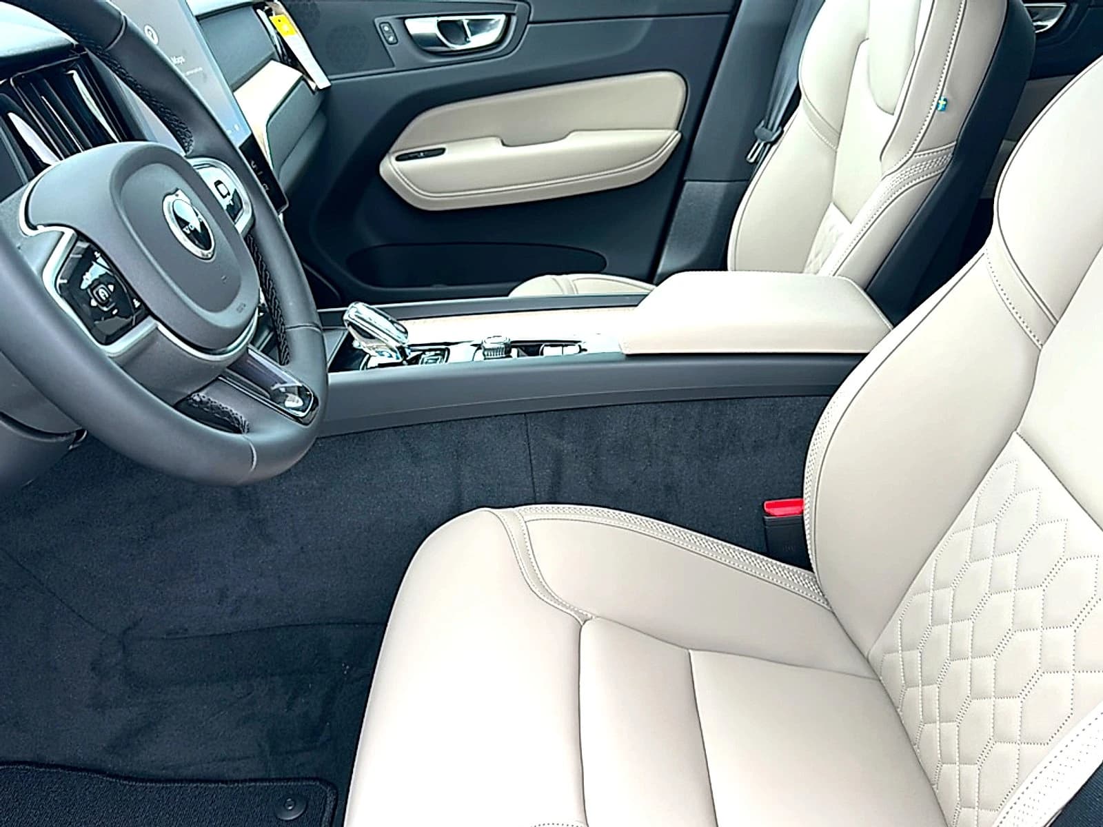 Volvo XC60 Core B5 AWD 2026 — side view