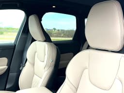 Volvo XC60 Core B5 AWD 2026 — side view