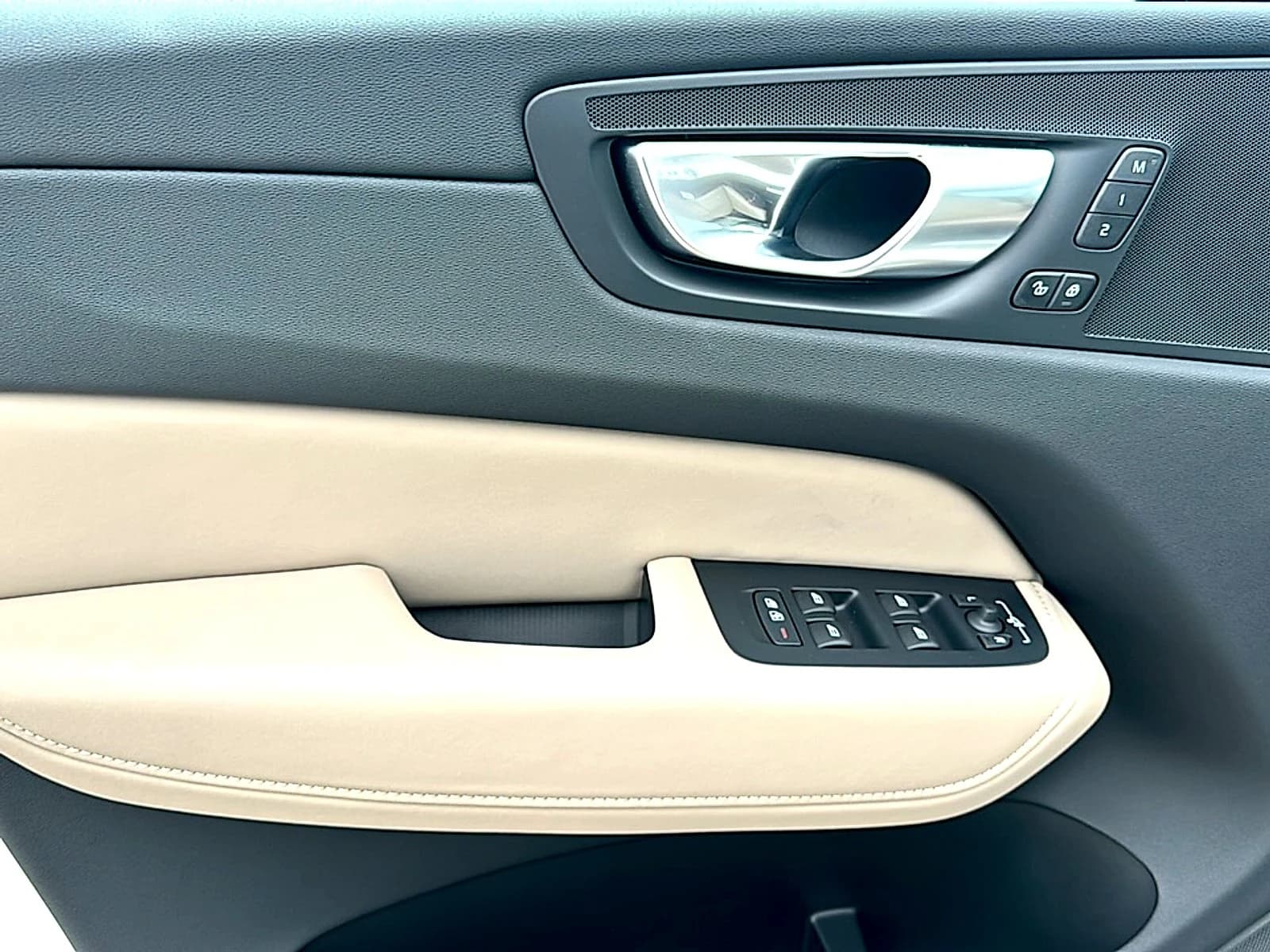 Volvo XC60 Core B5 AWD 2026 — side view