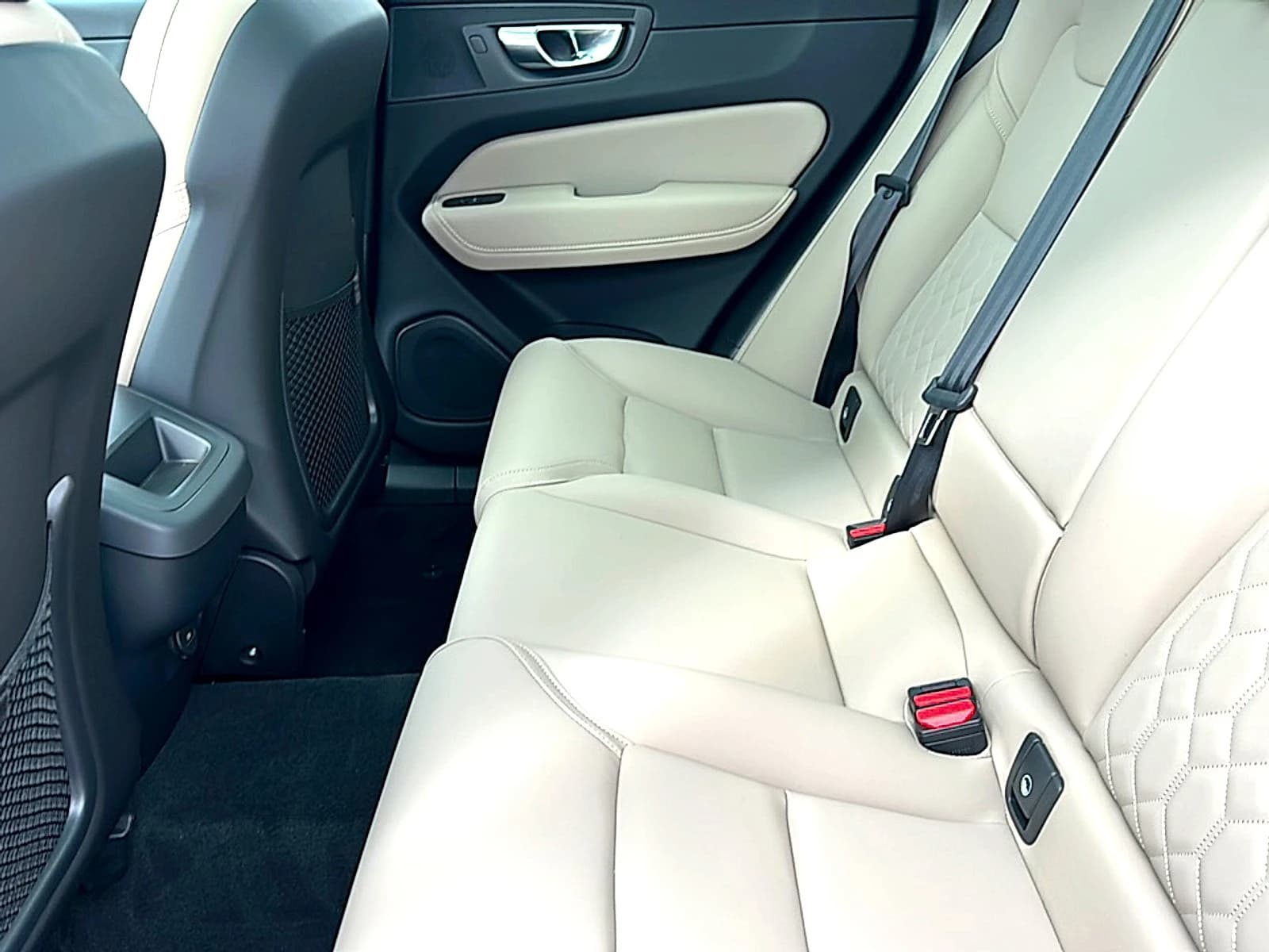 Volvo XC60 Core B5 AWD 2026 — side view